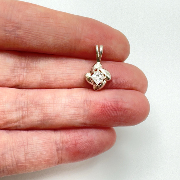 Sterling Silver Pendant Cubic Zirconia CZ Solitaire Dainty Feminine 1.43g - Picture 1 of 7